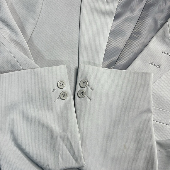 Le Chateau Men's Classic Suit - Picture 11 of 11